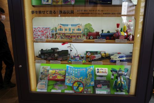 JR桜木町駅に、ミニ鉄道博物館！_e0080345_17230240.jpg