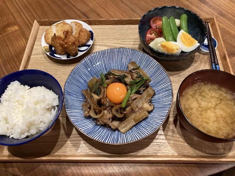 献立 豚肉とゴボウのすき焼き風炒め煮 練りもの2種 茹で卵と野菜のサラダ カブのお味噌汁 Kajuの 今日のお料理 簡単レシピ