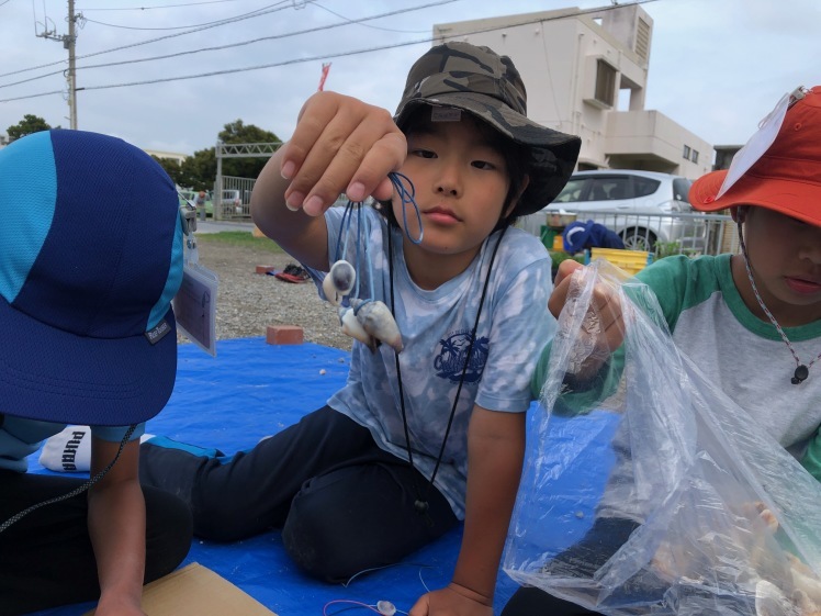 ７Days冒険学校〔5日目〕好きな葉っぱを集めて染めたハンカチは想像以上の鮮やかな色！模様も様々、素敵な作品ができました！_d0363878_23464045.jpg