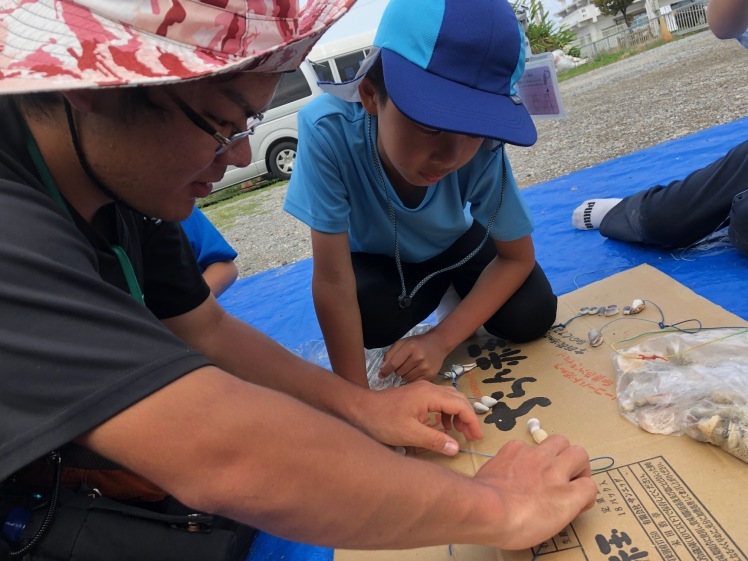 ７Days冒険学校〔5日目〕好きな葉っぱを集めて染めたハンカチは想像以上の鮮やかな色！模様も様々、素敵な作品ができました！_d0363878_23464080.jpg