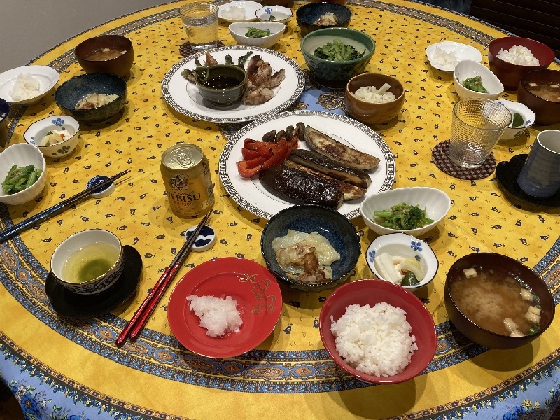 献立 アスパラガスとえのきの豚肉巻き じゃがいもスライスのバターソテー 菜の花 のお浸し 米茄子とパプリカと椎茸のグリル 茹でカリフラワー ピクルス 高菜のお漬物 豆腐と油揚げのお味噌汁 ビール Kajuの 今日のお料理 簡単レシピ