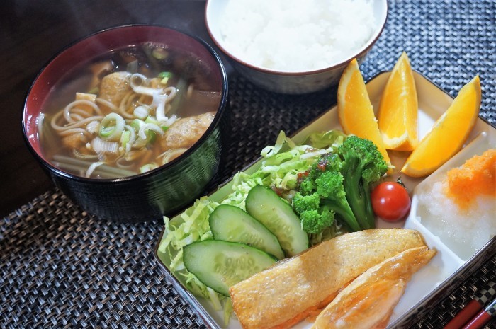 ■晩ご飯【鮭ハラス焼きと　お蕎麦は前夜の余りのけんちん汁活用の蕎麦です。】_b0033423_22593749.jpg
