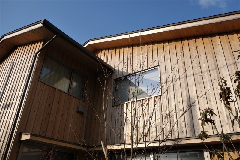 木の外壁 縦張り 押し縁 杉の赤 無塗装 Solid 無垢材セレクトカタログ 材木店 製材所 新発田屋 シバタヤ