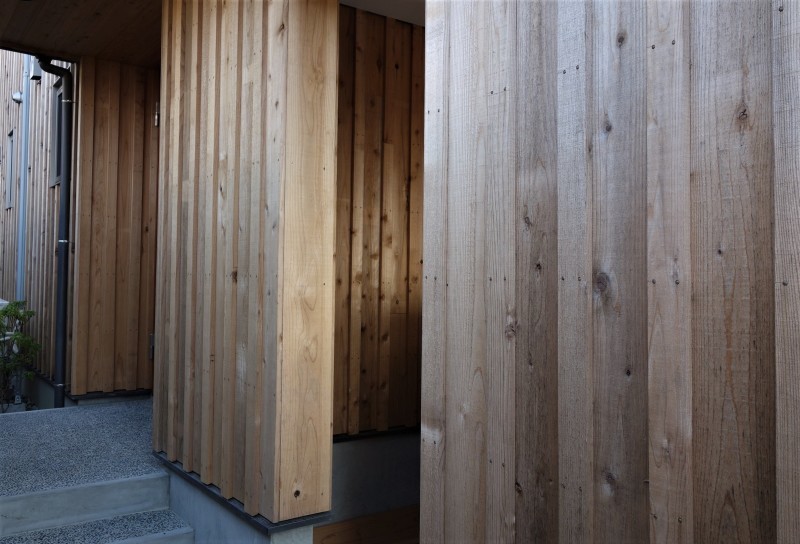 木の外壁 縦張り 押し縁 杉の赤 無塗装 Solid 無垢材セレクトカタログ 材木店 製材所 新発田屋 シバタヤ