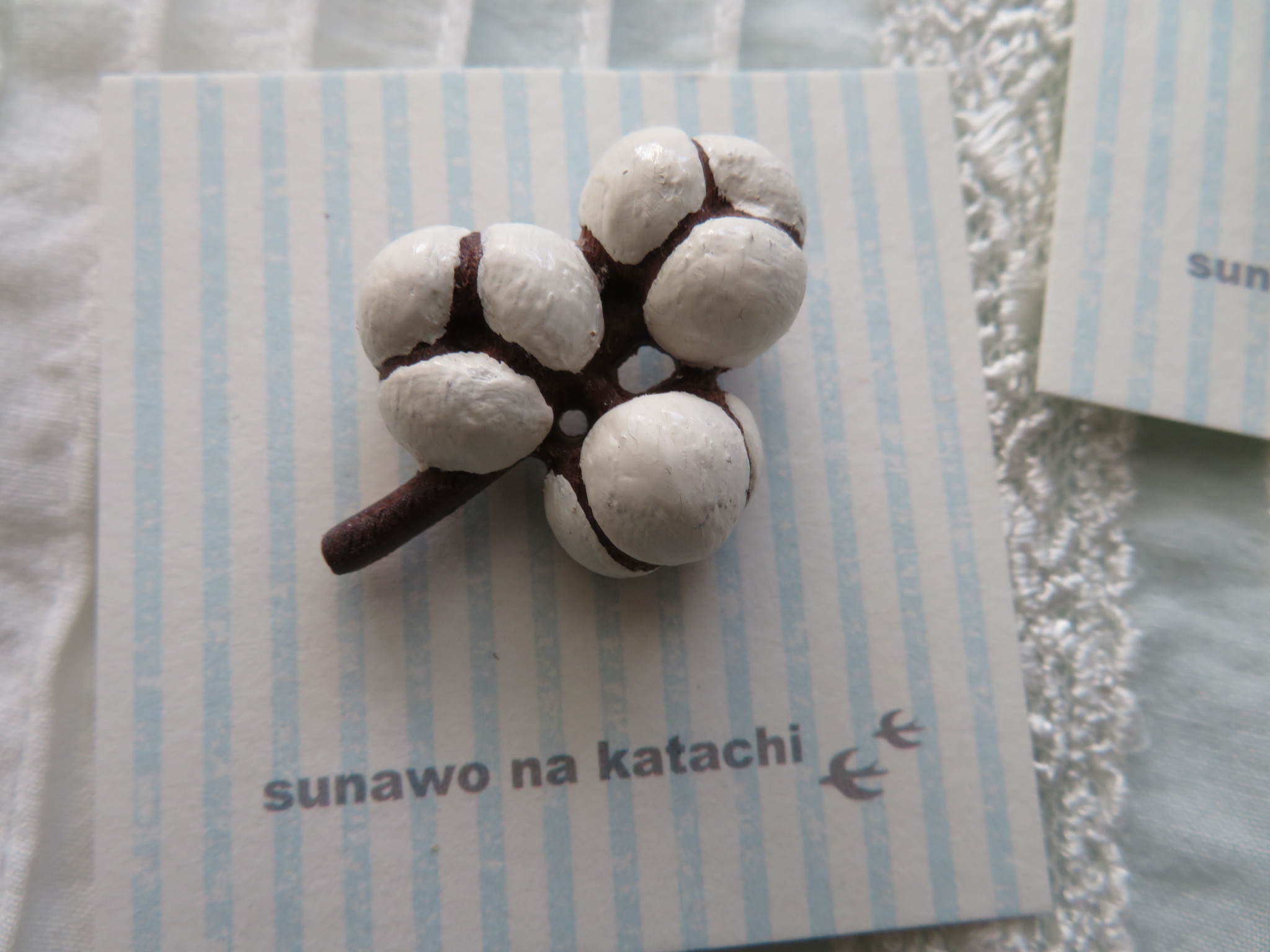 sunawo na katachiさんの木のブローチ、オンラインへ_f0129557_17123288.jpg