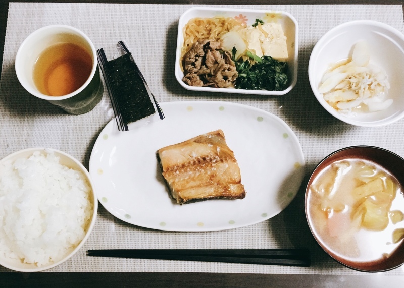 ひまわり荘夕食 すき焼き ホッケの塩焼き しらす笹かま大根おろし和え 今日の献立