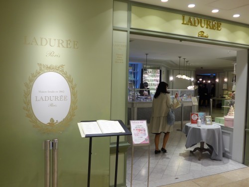 銀座「ラデュレサロン・ド・テ 銀座三越店」へ行く。_f0232060_13320123.jpg