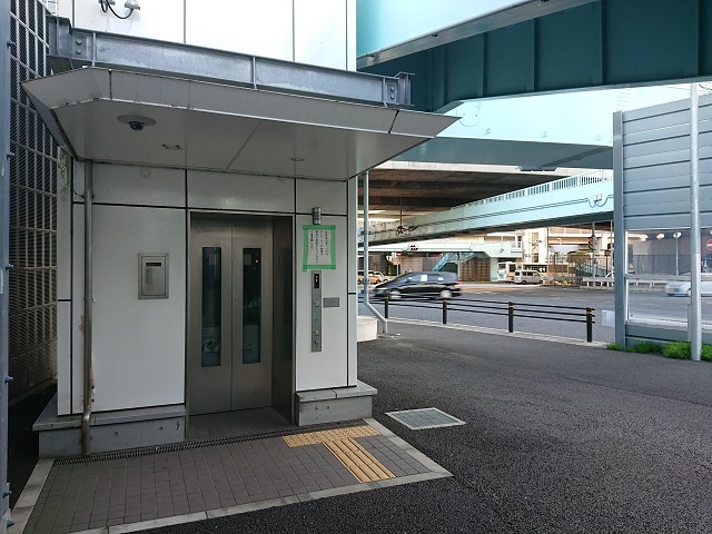 若松交差点の横断歩道橋のエレベーター・・・自転車乗り入れ可のはず