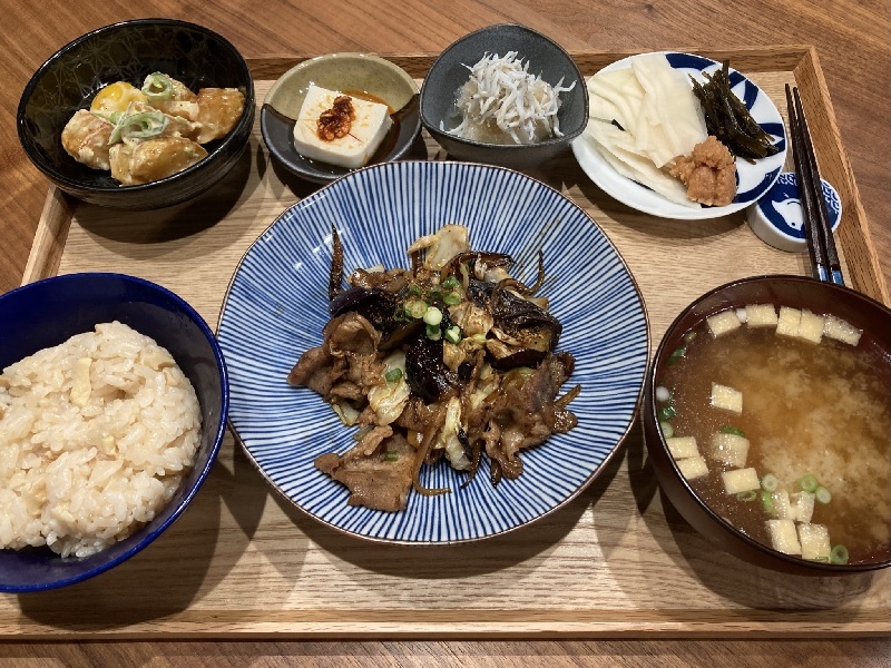献立 豚肉と茄子とキャベツのコチジャン炒め 揚げじゃがのマヨサラダ 冷奴に食べるラー油 しらすおろしポン酢 新生姜に味噌 自家製昆布の佃煮 たけのこ炊き込みご飯 豆腐と油揚げのお味噌汁 Kajuの 今日のお料理 簡単レシピ