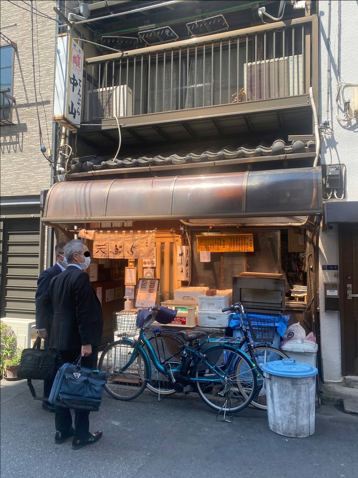 孤独のグルメで紹介された黒天丼の 天ぷら中山 でお持ち帰り天丼弁当 人形町からごちそうさま