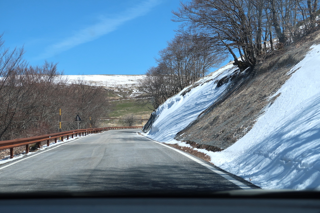羊・馬のんびり道路にノルチャ・カステッルッチョ_f0234936_21542677.jpg