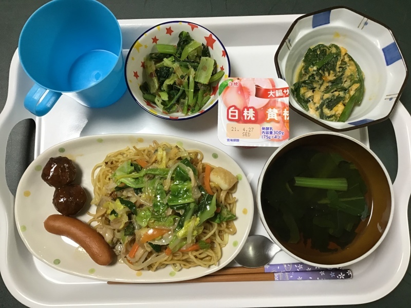 あじさい荘 夕食 あんかけ焼きそば ニラの卵とじ 小松菜のお浸し ウィンナーと甘酢団子 ヨーグルト 小松菜のすまし汁 今日の献立