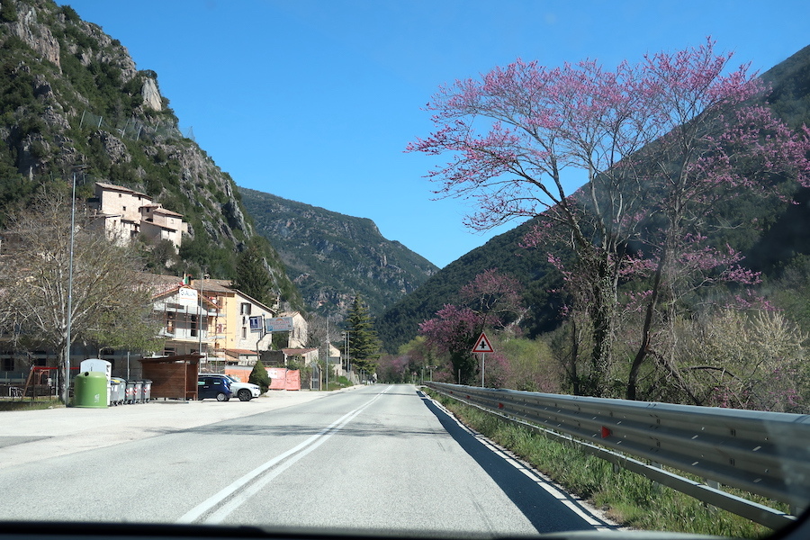 花の渓谷・雪山・町見つつドライブ、ウンブリア_f0234936_23104744.jpg