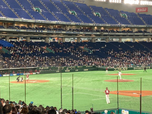 東京ドームでファイターズ今季初観戦中 ツァーリング バス 飛び出そうぜこの街を明日の朝早く