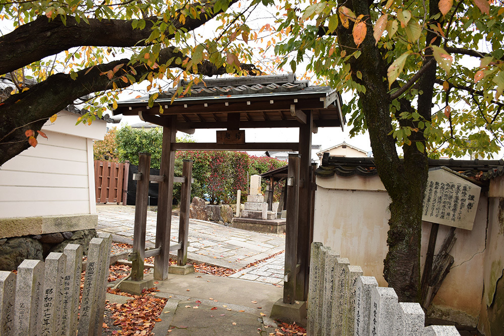 織田信長が眠る京都・阿弥陀寺。_e0158128_16023421.jpg