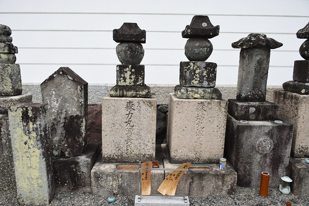 織田信長が眠る京都・阿弥陀寺。_e0158128_16180781.jpg