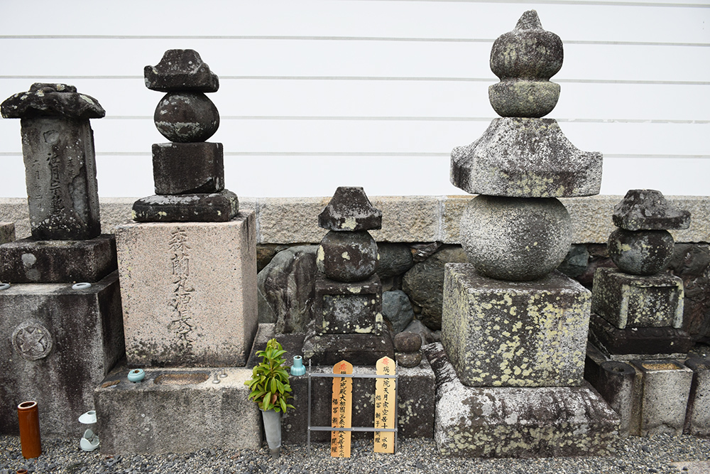 織田信長が眠る京都・阿弥陀寺。_e0158128_16181321.jpg
