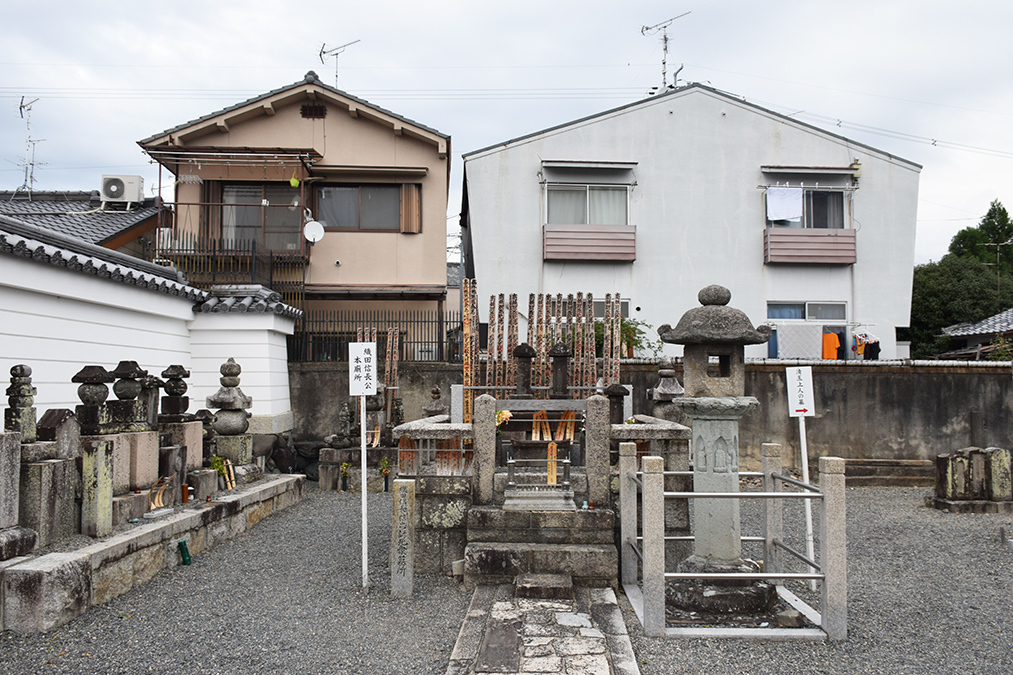 織田信長が眠る京都・阿弥陀寺。_e0158128_16234313.jpg