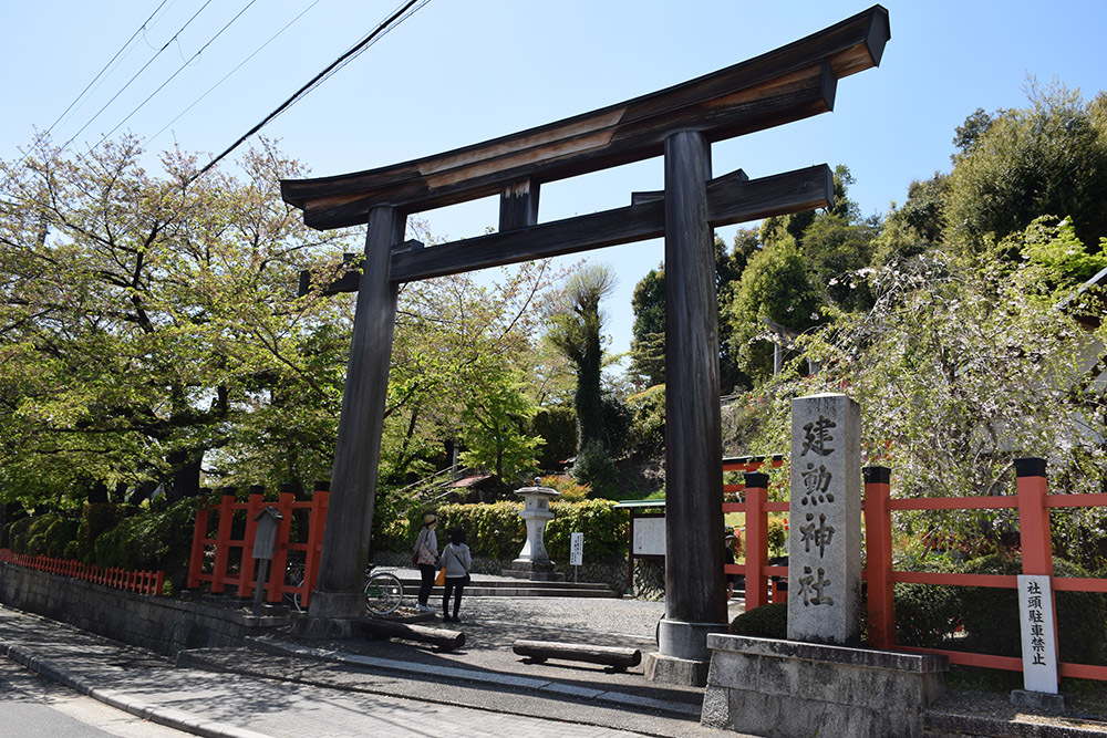 織田信長を祀る建勲神社。 : 坂の上のサインボード