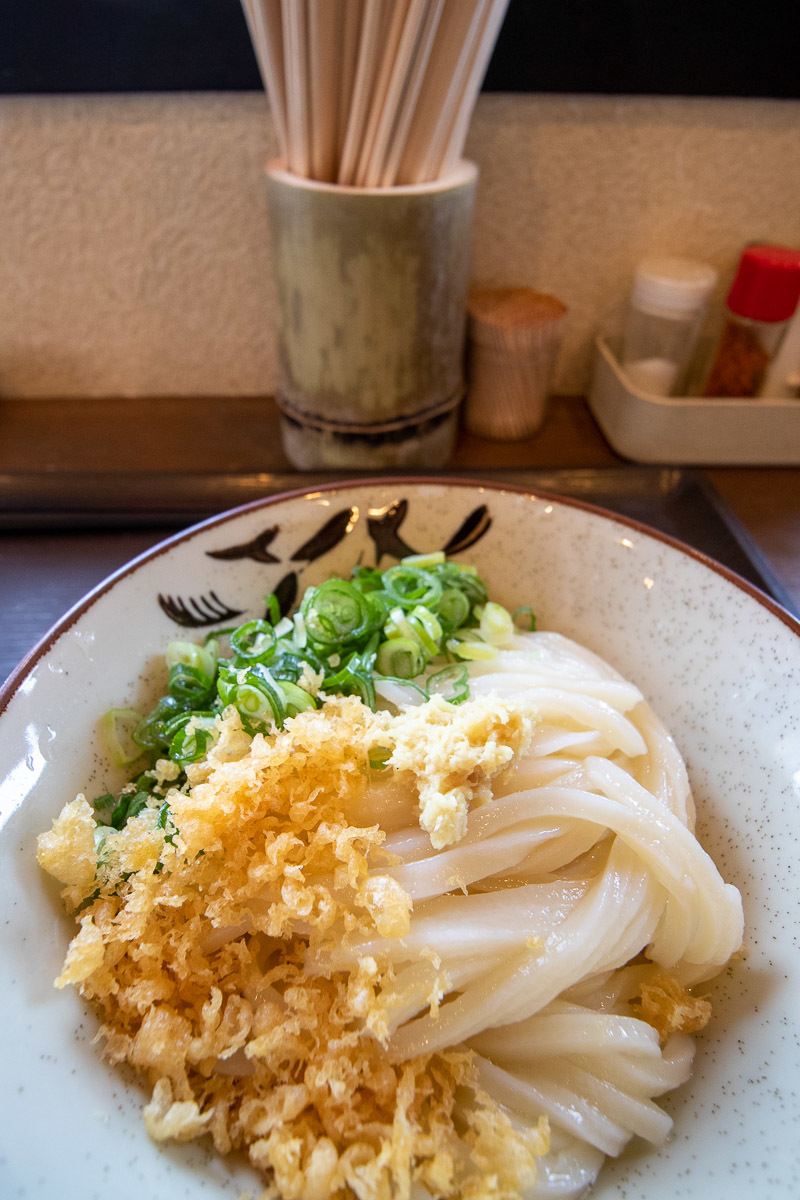 昼は「よがなうどん」のしょうゆ、夜は「てやてや」でブリ炙り刺身_a0077663_17473650.jpg