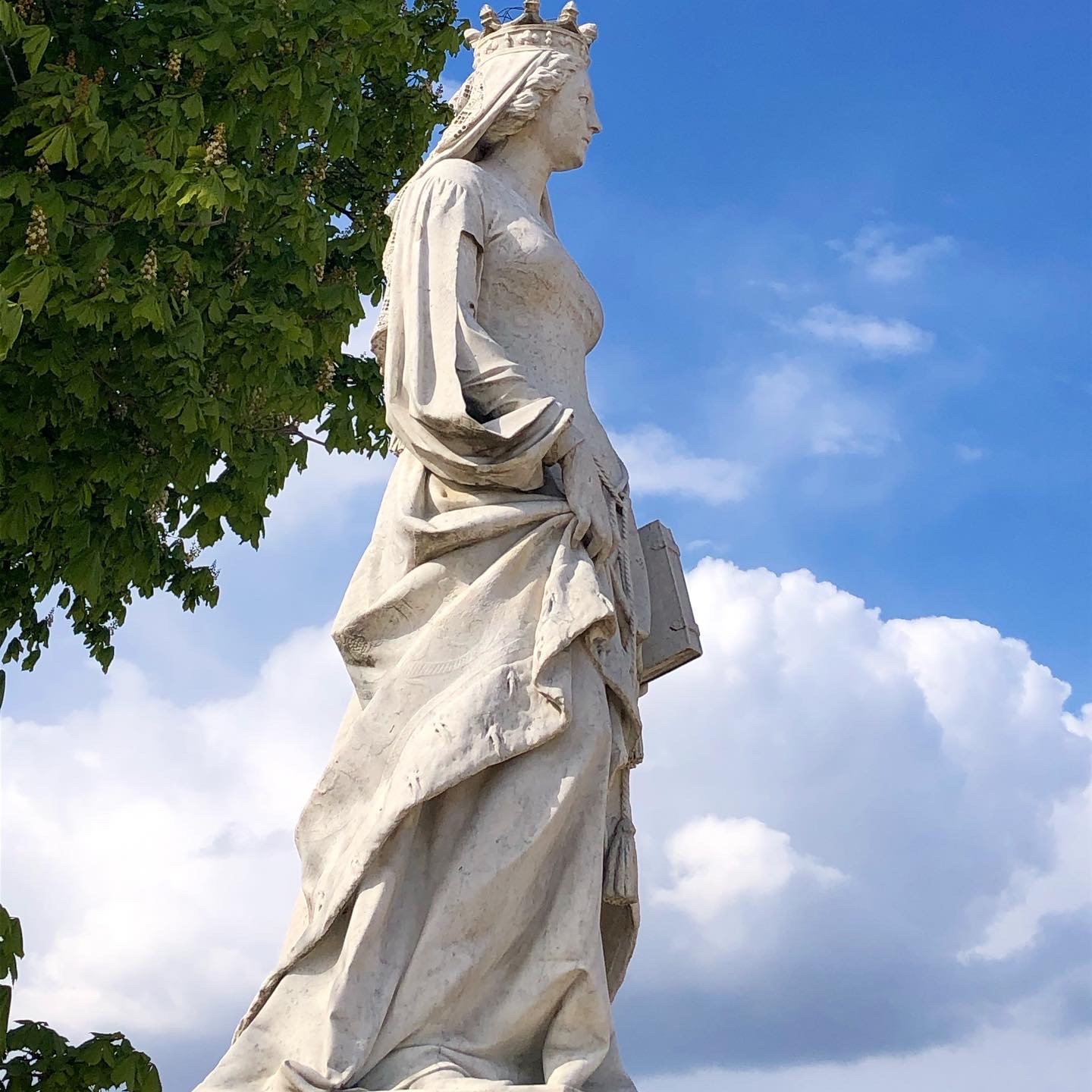 リュクサンブール公園の彫刻　ヴァランティーヌ・ヴィスコンティ_a0231632_17282497.jpeg