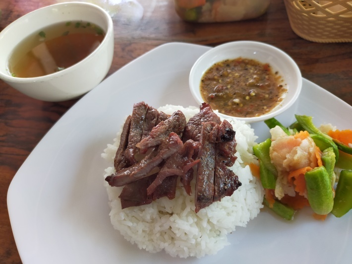 食ING情報☆牛肉のせご飯って珍しい！＠近所のローカル食堂_e0408534_18273211.jpg