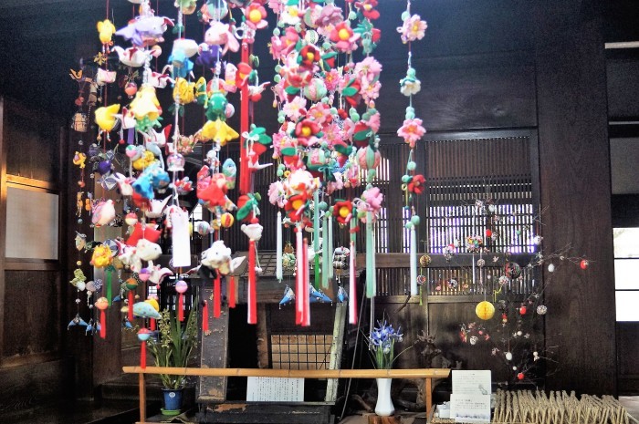 ■ウォーキング・愛川町【古民家山十邸の吊し雛➡神明社➡龍福寺➡中津川で昼食➡中津箒工房を訪ねて。】_b0033423_00292430.jpg