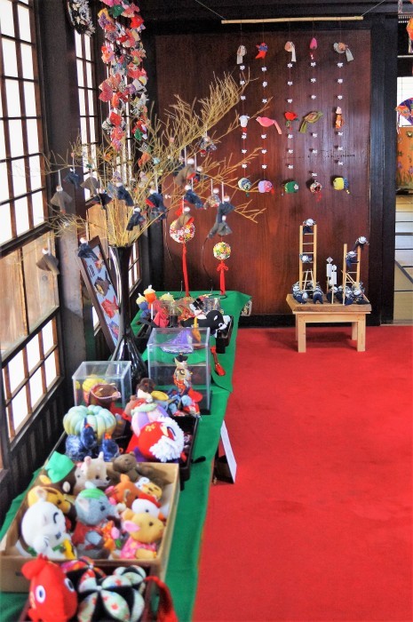 ■ウォーキング・愛川町【古民家山十邸の吊し雛➡神明社➡龍福寺➡中津川で昼食➡中津箒工房を訪ねて。】_b0033423_00314753.jpg