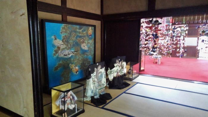 ■ウォーキング・愛川町【古民家山十邸の吊し雛➡神明社➡龍福寺➡中津川で昼食➡中津箒工房を訪ねて。】_b0033423_00322163.jpg