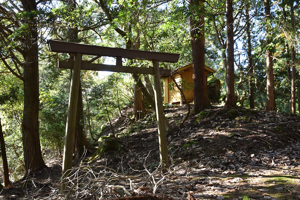 朽木城の詰城・西山城攻城記。 <前編> 登山口~南出曲輪~愛宕神社_e0158128_16441254.jpg