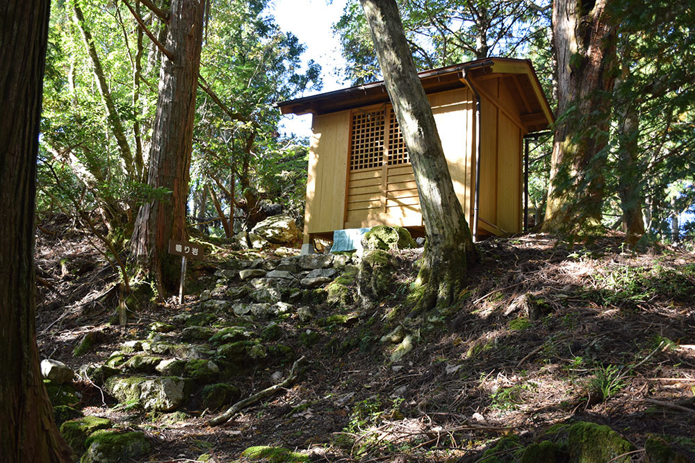 朽木城の詰城・西山城攻城記。 <前編> 登山口~南出曲輪~愛宕神社_e0158128_16460911.jpg