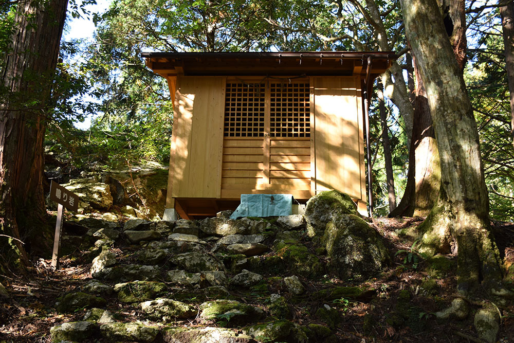 朽木城の詰城・西山城攻城記。 <前編> 登山口~南出曲輪~愛宕神社_e0158128_16461361.jpg