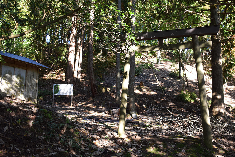 朽木城の詰城・西山城攻城記。 <前編> 登山口~南出曲輪~愛宕神社_e0158128_16515330.jpg
