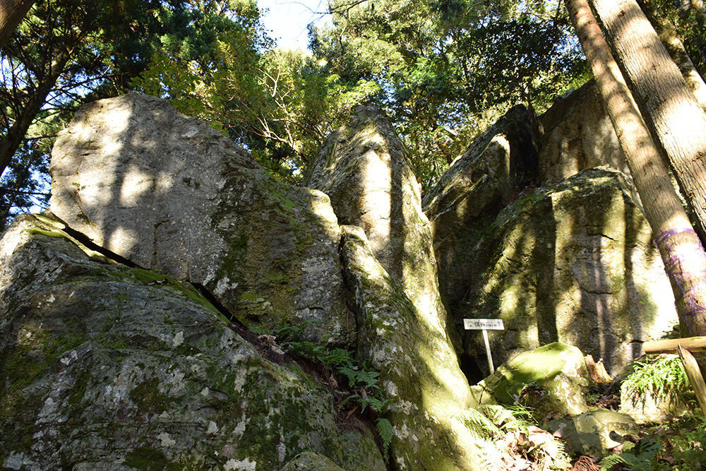 信長の隠れ岩_e0158128_17340840.jpg