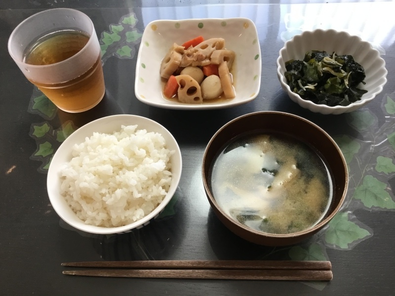 しらゆり荘 朝食 筑前煮 ワカメとしらすの酢の物 ご飯 味噌汁 今日の献立