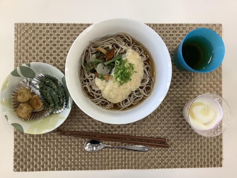 ひだまり工房 昼食 山菜とろろそば いんげん胡麻和え カレーミートボール ヨーグルト 今日の献立