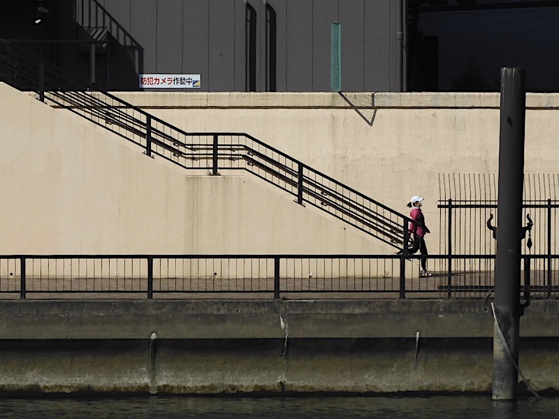 川 階段と自転車