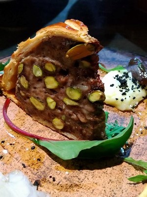 飯田橋　レ・ピコロの鹿肉とピスタチオのパイ包み焼き、マスタード_f0112873_23093200.jpg