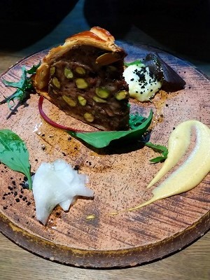 飯田橋 レ・ピコロの鹿肉とピスタチオのパイ包み焼き、マスタード_f0112873_23543957.jpg