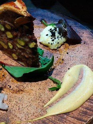 飯田橋 レ・ピコロの鹿肉とピスタチオのパイ包み焼き、マスタード_f0112873_23544341.jpg