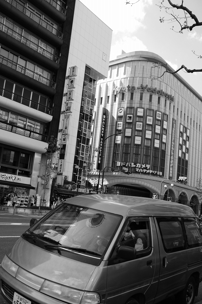駅前_e0374932_06325667.jpg