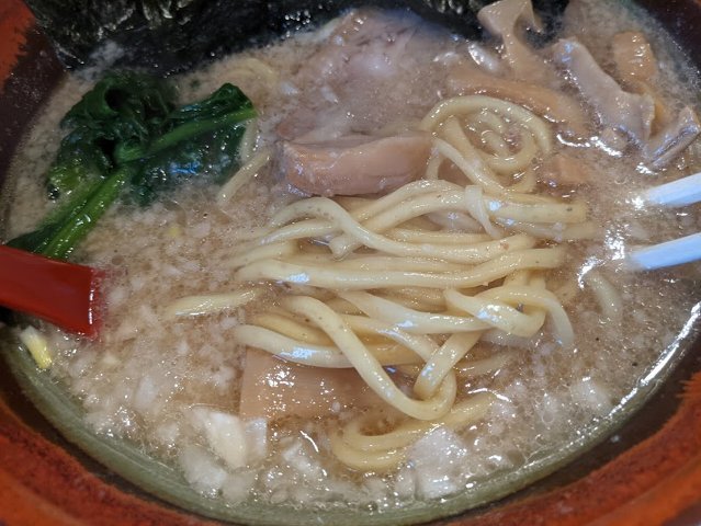 つけ麺．comさんで、4月限定の家系ラーメン（旭川市緑町12：2021年62杯目）_f0397261_01500707.jpg