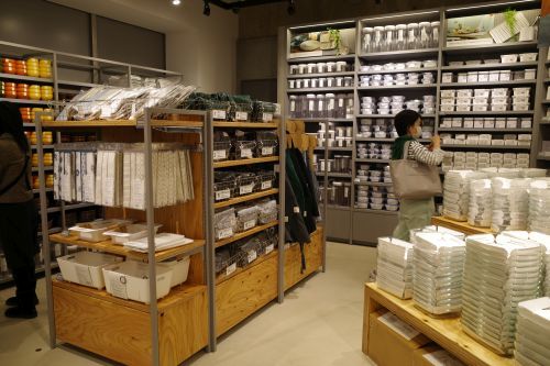 3COINSに対抗? 噂のダイソー新店舗「Standard Products渋谷マークシティ店」_e0080345_20471175.jpg