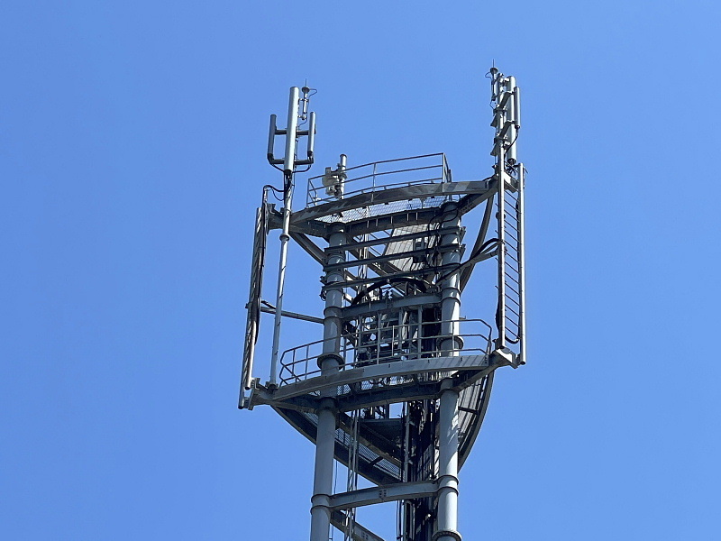 【ケータイ基地局探しの旅再び】今一度、各社携帯電話基地局を巡ってみた_b0008655_16204644.jpg