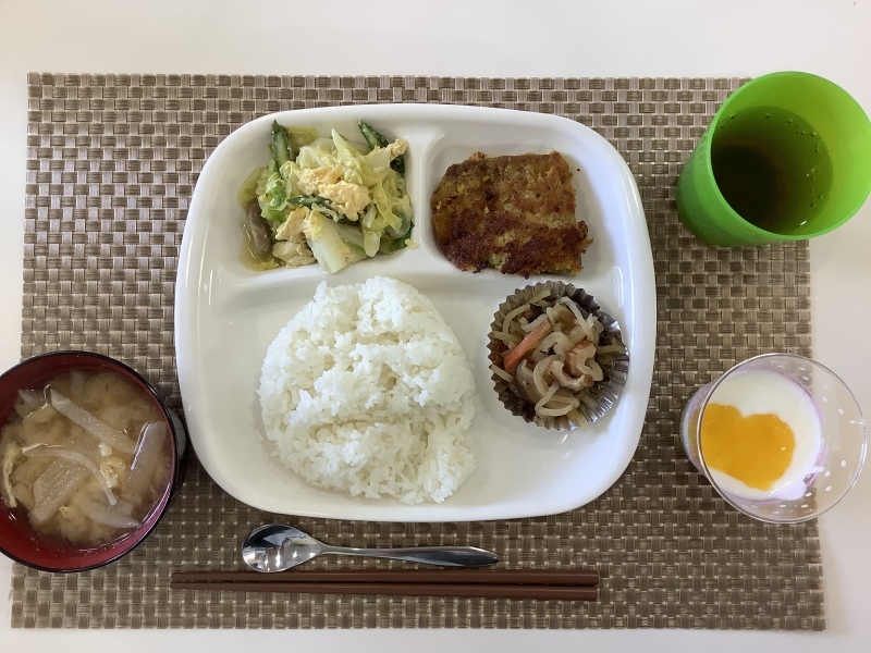 ひだまり工房 昼食 さばのパン粉ソテーカレー味 春野菜の玉子炒め 切り干し大根 ご飯 味噌汁 ヨーグルト 今日の献立