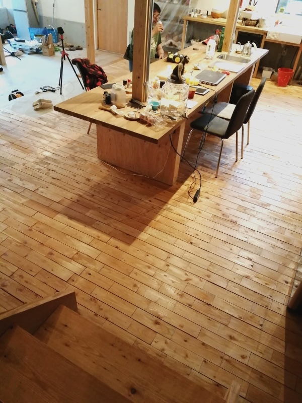 お風呂作り(浴槽に石を敷き終わり!) それと キッチン床のオイル仕上げ。_d0180447_17533822.jpg