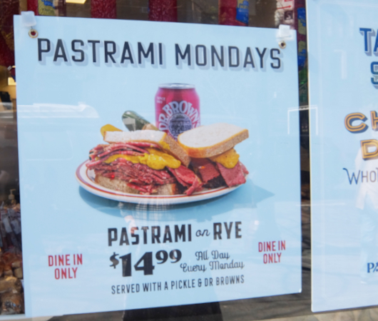 今、NYでカッツより圧倒的に美味しいパストラミ・サンド、パストラミ・クイーン（Pastrami Queen）_b0007805_04031424.jpg