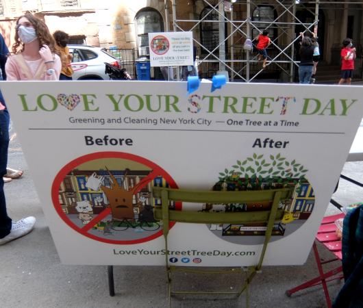 アース・デー（地球の日）をお祝いするNYの限られたエリア（103丁目）でのお祭り Street Arts: An Earth Day Celebration_b0007805_07141333.jpg