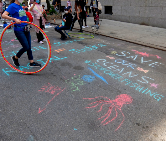 NYの路上に子どもたちがチョークで描く、”Our Earth Needs Help”（私たちの地球は助けが必要です）_b0007805_07152974.jpg