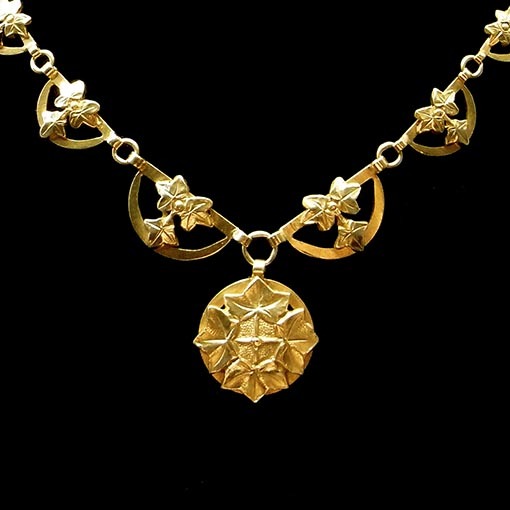 N.0671 リェール 蔦の葉と果実紋メダイヨン彫金ネックレス/18金製